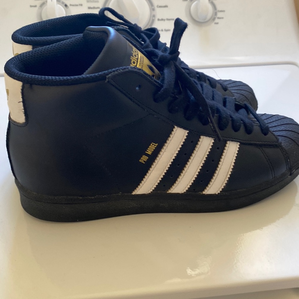 I am a selling a pair of Adidas pro models size 6 male